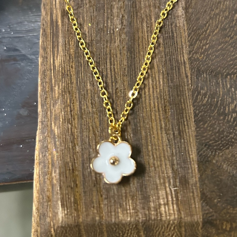 Handmade white flower pendant necklace